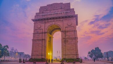 photo 1587474260584 136574528ed5