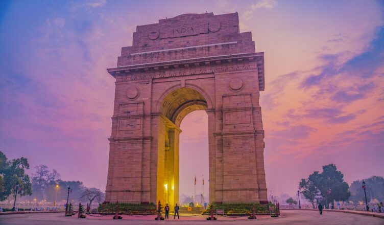 photo 1587474260584 136574528ed5